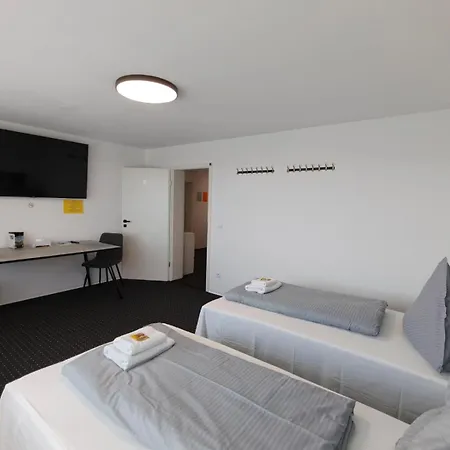 Modern Neuburg 79 - Neu - 3 - 6 Separate Betten, Ausgestattet, Smart Tv, Wi-fi Balkon 公寓