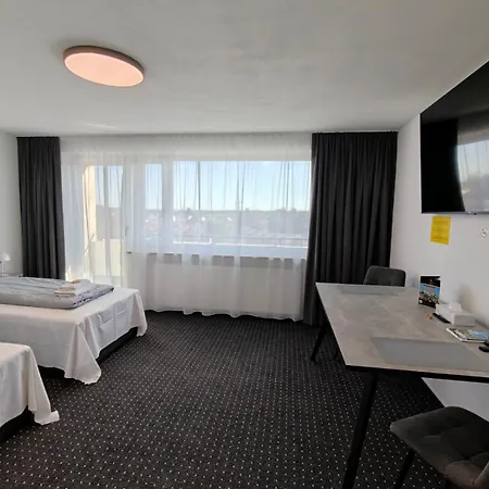 Modern Neuburg 79 - Neu - 3 - 6 Separate Betten, Ausgestattet, Smart Tv, Wi-fi Balkon 公寓