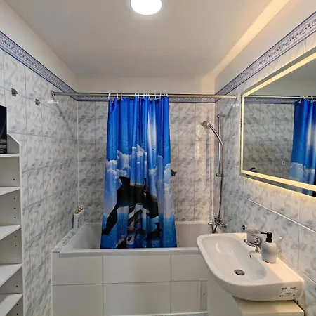 Modern Neuburg 79 - Neu - 3 - 6 Separate Betten, Ausgestattet, Smart Tv, Wi-fi Balkon *