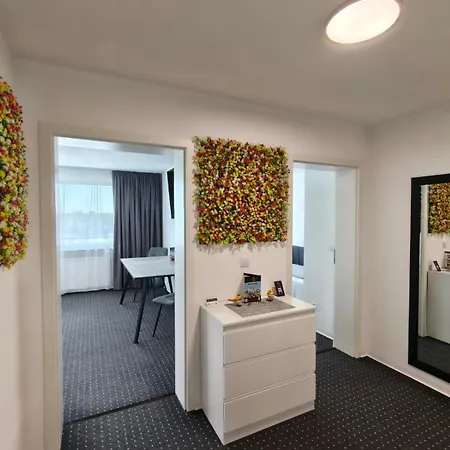 Modern Neuburg 79 - Neu - 3 - 6 Separate Betten, Ausgestattet, Smart Tv, Wi-fi Balkon *