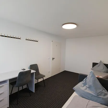 Modern Neuburg 79 - Neu - 3 - 6 Separate Betten, Ausgestattet, Smart Tv, Wi-fi Balkon