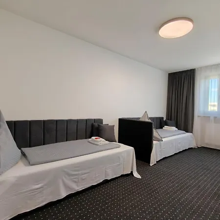 Modern Neuburg 79 - Neu - 3 - 6 Separate Betten, Ausgestattet, Smart Tv, Wi-fi Balkon *